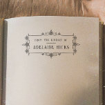 Lijst uit de Bibliotheek van Bookplate Rubberstempel<br><div class="desc">Een gepersonaliseerde boekstempel voor uw persoonlijke bibliotheek. Deze aangepaste stempel is voorzien van een elegant Victoriaans filigraan lijst met jouw naam binnen gedrukt in sierlijke typografie. Een gedurfde en klassieke stempel, ideaal voor elke boekenliefhebber, leraar of bibliothecaris. Dit is de houten rubberen stempel - kies de handgreep en inktpad opties...</div>