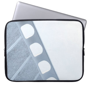 Lijst van zwart en wit metaal laptop sleeve