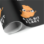 Lil Bit Flaky Funny Croissant Pastry Pun Dark BG Cadeaupapier (Rol Hoek)
