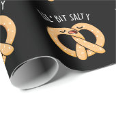 Lil Bit Salty Cool Salty Pretzel Pun Dark BG Cadeaupapier (Rol Hoek)