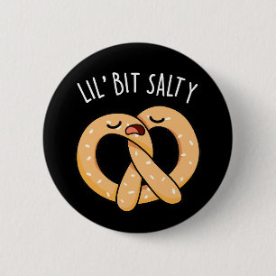 Lil Bit Salty Cool Salty Pretzel Pun Dark BG Ronde Button 5,7 Cm