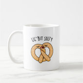 Lil Bit Salty Cool Salty Pretzel Pun Koffiemok (Links)