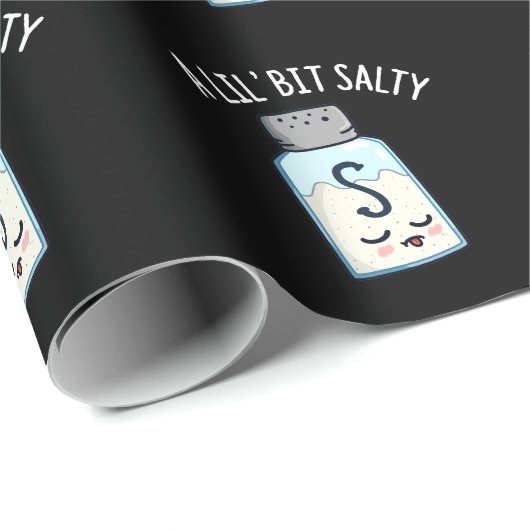 Lil Bit Salty Funny Salt Shaker Pun Dark BG Cadeaupapier (Rol Hoek)