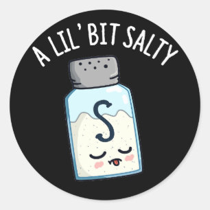 Lil Bit Salty Funny Salt Shaker Pun Dark BG Ronde Sticker