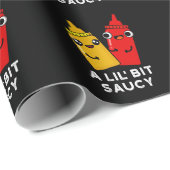 Lil Bit Saucy Funny Sauce Pun Dark BG Cadeaupapier (Rol Hoek)