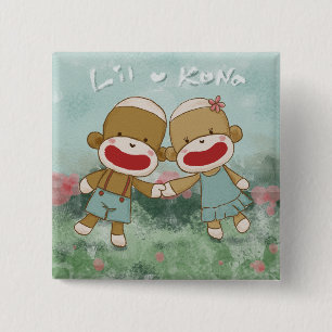 Lil en Kona houden handen vast Vierkante Button 5,1 Cm