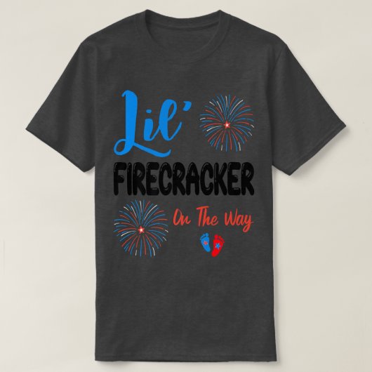 Lil' Firecracker On the Way Cute op 4 juli Pregn T-shirt (Design voorkant)