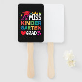 Lil Miss Kindergarten Afstudeerder Prek Afstuderen Handwaaier (Voorkant en achterkant)