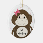 Lil' Monkey met een roze haarlint Keramisch Ornament (Rechts)