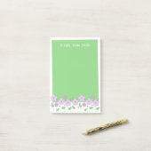 Lila bloemen en groene post-it notities post-it® notes (Op bureau)