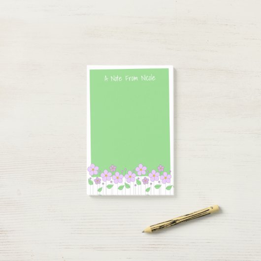 Lila bloemen en groene post-it notities post-it® notes (Op bureau)