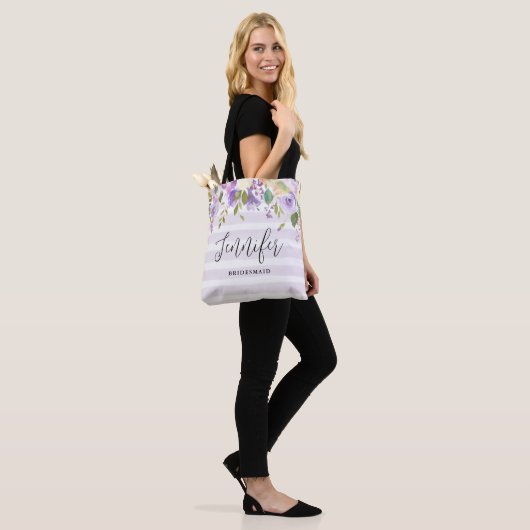 Lila Bloemen en Strepen Bruidsmeisje Monogram Tote Bag (Op model)