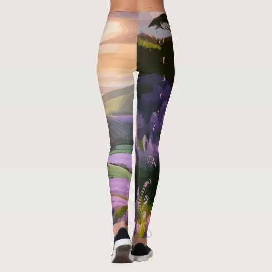 Lila bloemen: Hillside Art bij Sunset's Glow Leggings (Achterkant)