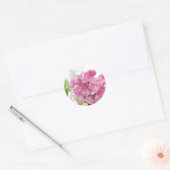 Lila bloemen in het zonlicht van de ochtend ronde sticker (Envelop)