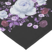 LILA BLOEMEN, ZWARTE ACHTERGROND KORTE TAFELLOPER (Hoek)