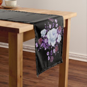 LILA BLOEMEN, ZWARTE ACHTERGROND KORTE TAFELLOPER (Voorbeeld)