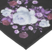 LILA BLOEMEN, ZWARTE ACHTERGROND TAFELKLEED (Gekanteld)