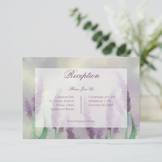 Lila Bloemenveld Moderne Huwelijksreceptie Informatiekaartje (Staand voorkant)