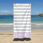 Lila en Grijze Strepen Monogram | Bewerkbare kleur Strandlaken<br><div class="desc">Deze op maat gemaakte strandhanddoek heeft een preppy horizontale streep in lichtgrijs, pastel paarse en wit. Personaliseer het met jouw naam monogram of andere aangepaste tekst in een modern scriptlettertype. Gebruik de ontwerpgereedschappen om achtergrondkleuren te kiezen, de tekstlettertypen en -kleuren te bewerken of uw eigen foto's te uploaden naar creëer,...</div>