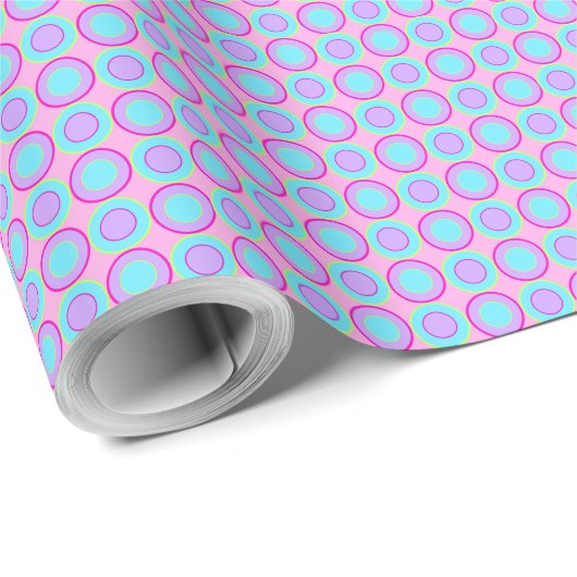 Lila en turquoise donuts met vulling op roze cadeaupapier (Rol Hoek)