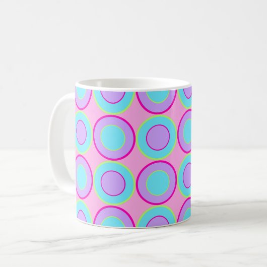 Lila en turquoise donuts met vulling op roze koffiemok (Voorkant links)