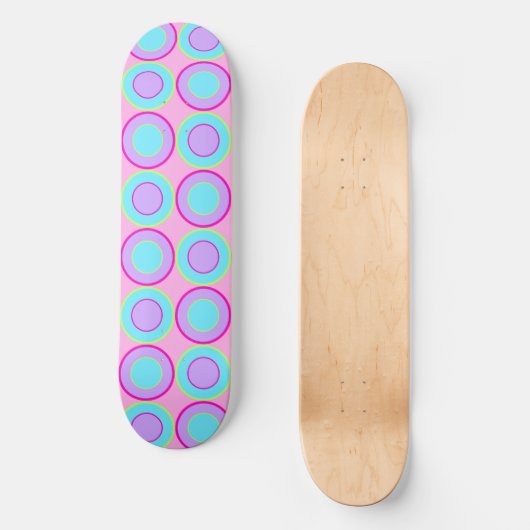 Lila en turquoise donuts met vulling op roze persoonlijk skateboard (Voorkant)