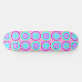 Lila en turquoise donuts met vulling op roze persoonlijk skateboard (Horizontaal)