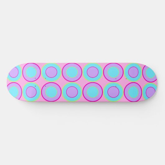 Lila en turquoise donuts met vulling op roze persoonlijk skateboard (Horizontaal)