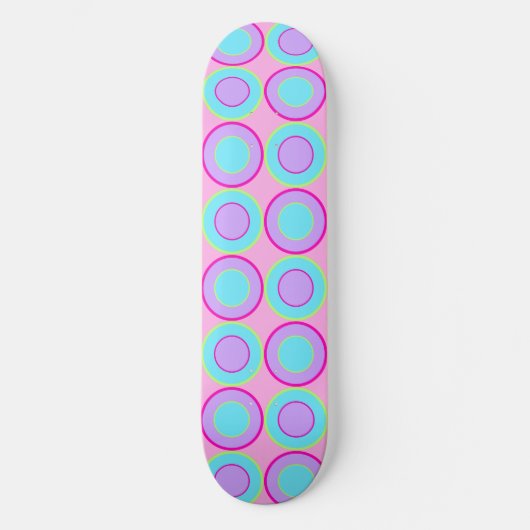 Lila en turquoise donuts met vulling op roze persoonlijk skateboard (Voorkant)