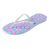 Lila en turquoise donuts met vulling op roze teenslippers (Schuin)