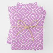 Lila en wit geometrisch diamantpatroon inpakpapier vel (In situ)