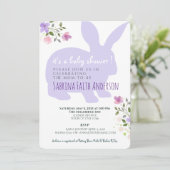 Lila Floral Bunny Baby shower Uitnodiging (Staand voorkant)