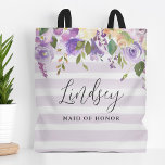 Lila Floral en Stripes Maid of Honor Monogram Tote Bag<br><div class="desc">Aangepaste monogram canvas tassen maken het perfecte cadeau voor uw bruidsmeisjes en bruiloftsfeest. Dit ontwerp heeft een waterverf bloemrand in tinten van pastel paarse en groen over een lavendel gestreepte achtergrond. Personaliseer elke tas met de naam van uw bruidsmeisjes en voeg het initiaal en de trouwdatum van de bruid en...</div>