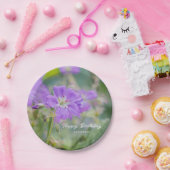 Lila Geranium Wildflower Foto Happy Birthday Papieren Bordje (Feest)