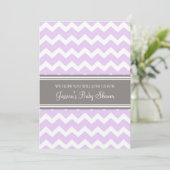 Lila grijze Chevron Custom Baby Shower Invitaties Kaart (Staand voorkant)