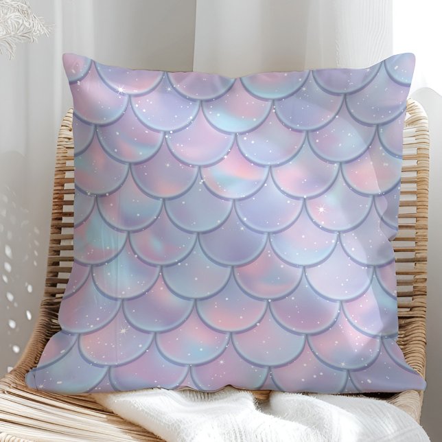 Lila holografische zeemeermineschalen kussen (Lilac Holographic Mermaid Scales Throw Pillow in a sunny rattan armchair.)