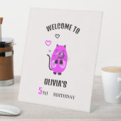 Lila kat reclamebord met voetstuk (Insitu)