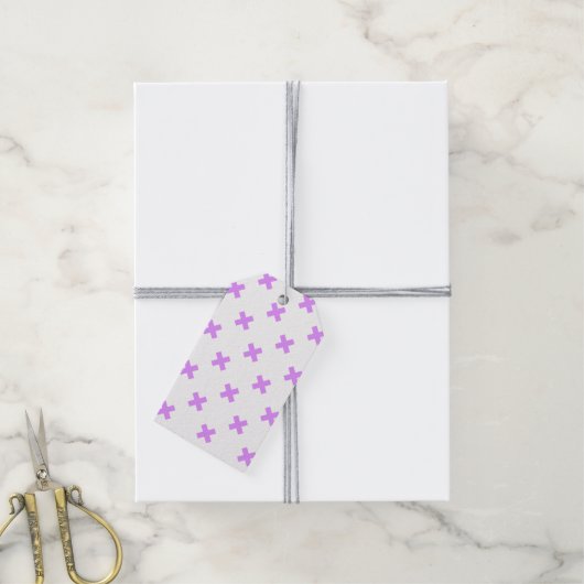 Lila kruisstiften op wit cadeaulabel (Met Touw)