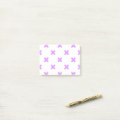 Lila kruisstiften op wit post-it® notes (Op bureau)