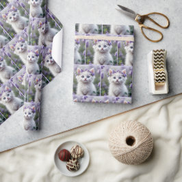 Lila laurier op een witte kitten cadeaupapier