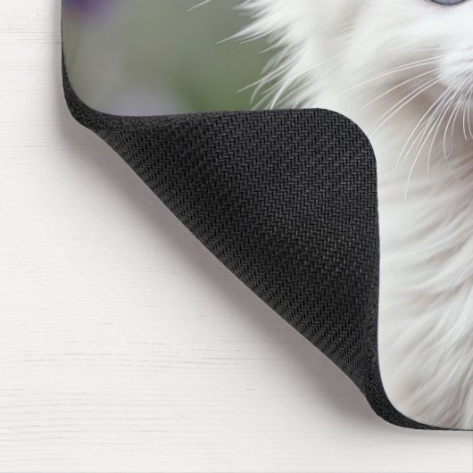 Lila laurier op witte kitten muismat (Hoek)