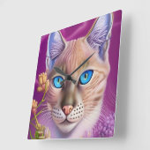 Lila Lynx-punt Siamese kat in paars Vierkante Klok (Hoek)
