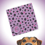 Lila monogram-naam, afdrukken en harten bandana<br><div class="desc">Kute bandana met zwarte pootafdrukken en roze harten patroon op paarse violette kleur. Lovely accessoire for dogs and dog eigenaars:) ・ Personaliseer het met de naam en het monogram van een huisdier, schrap tekst of pas verder aan - geef doopvonten, kleuren uit, resize/beweeg/schrap elementen, voeg tekst en meer toe, of...</div>