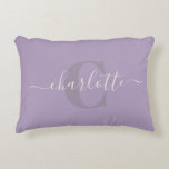 Lila paars | Aangepaste naam van het script Accent Kussen<br><div class="desc">Lila paars | Aangepaste scriptmonogram Naam Accent Pillow</div>