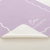 Lila Paarse Gegolfde Rand Monogram Sherpa Deken (3/4)