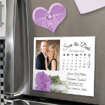 Lila Paarse Roos Kalender Foto Opslaan Datum Magne Magnetische Uitnodiging<br><div class="desc">Deze prachtige magnetische kaarten zijn de perfecte manier om je familie en vrienden te laten weten dat ze de datum voor je aanstaande bruiloft moeten bewaren. Het romantische ontwerp is voorzien van een enkele lange gestemde licht paarse of lila gekleurde roos liggen op de zijkant reflecterend of gespiegeld in een...</div>