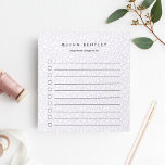 Lila | Pastel Leopard Print op maat Notitieblok<br><div class="desc">Het grafische gepersonaliseerde aan-do notitieblok kenmerkt een leopard drukachtergrond in gemuteerde pastel lila paars en wit. Personaliseer met een naam en een extra lijn van douanetekst (die met "belangrijke te doen dingen"wordt getoond) in modern zwart schrijven. Dit notitieblok van de controlelijst in een subtiel lavender dierlijk drukpatroon maakt het gemakkelijk...</div>