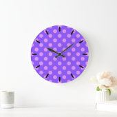 Lila pokstift op periwinkle grote klok (Huis)