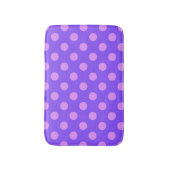 Lila polka-punten op de rand van de periwinkle badmat (Voorkant Verticaal)