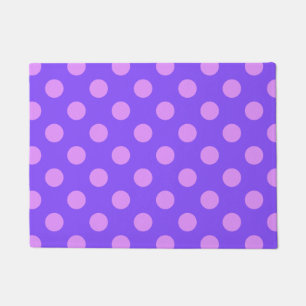 Lila polka-punten op de rand van de periwinkle deurmat